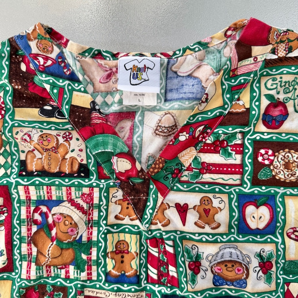 Gingerbread Man Bakers Print Scrubs Top Medical Uniform ~ Unisex Large